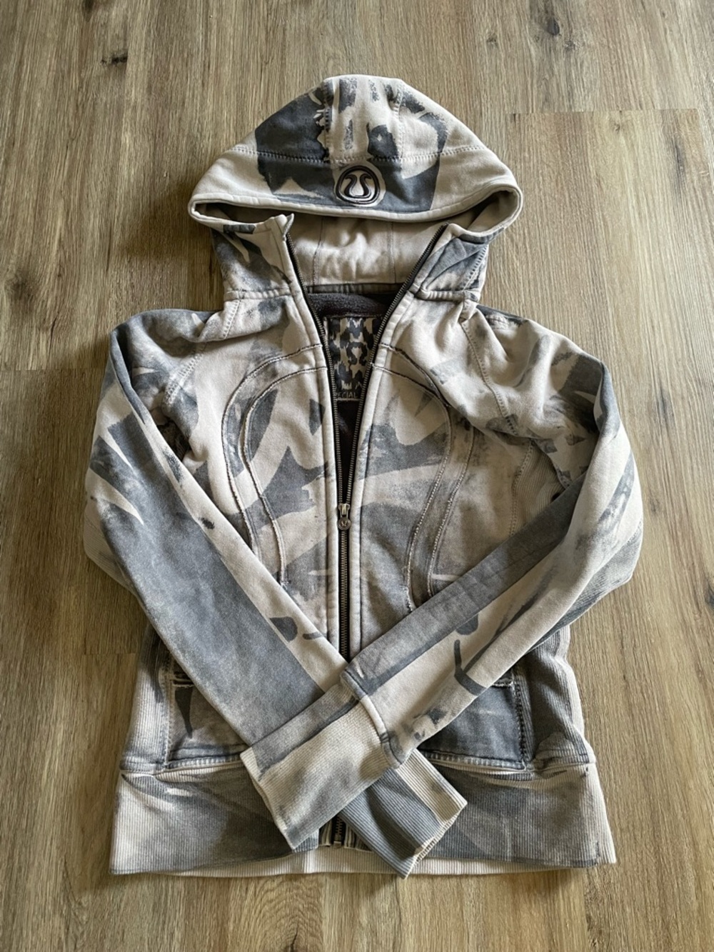 Special edition lululemon scuba size 8